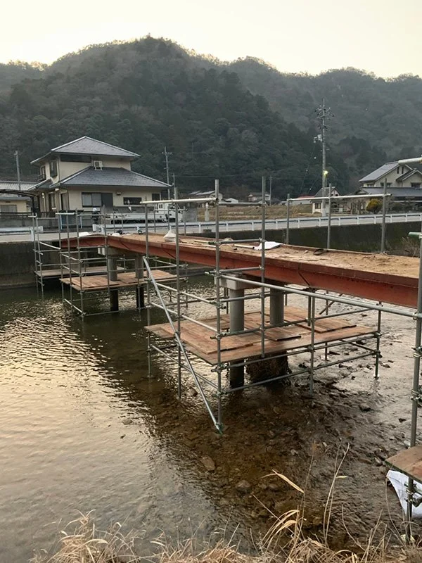 橋桁交換工事用足場 施工写真1